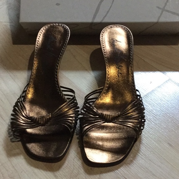 NICE! NIB Daniel Barbara Gold Kitten Heel Sandals. - Picture 3 of 6